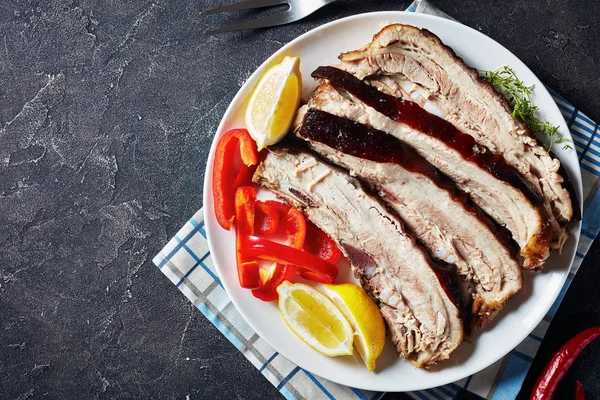 Pancia di maiale arrosto affettata su un piatto — Foto Stock