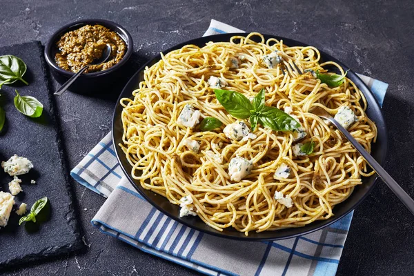 Primo piano di gustosi Spaghetti al pesto di basilico — Foto Stock