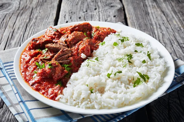 Estofado de carne con arroz en un plato blanco — Foto de Stock