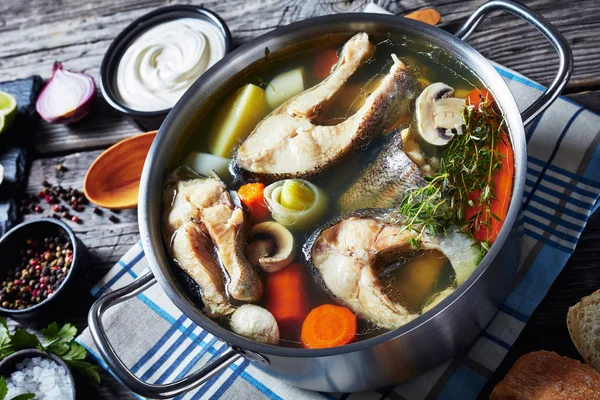 Крупним планом гарячий гострий рибний суп з форелі — стокове фото