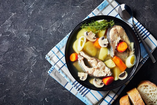 Ikan Trout sup dalam mangkuk hitam — Stok Foto