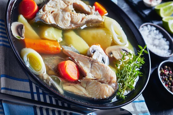 Ikan Trout sup dalam mangkuk, close-up — Stok Foto