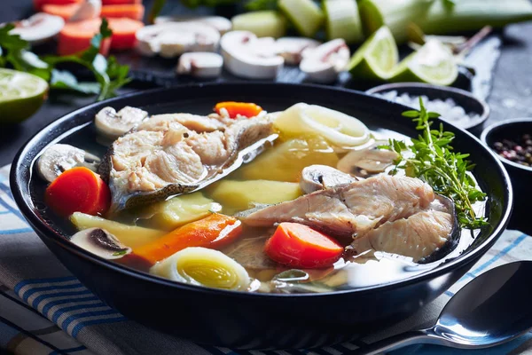 Крупним планом рибний суп з форелі в мисці — стокове фото