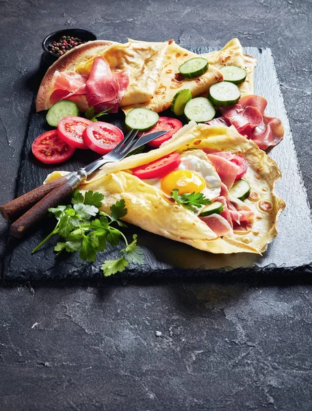 Crepes con rellenos de huevo, jamón, verduras —  Fotos de Stock