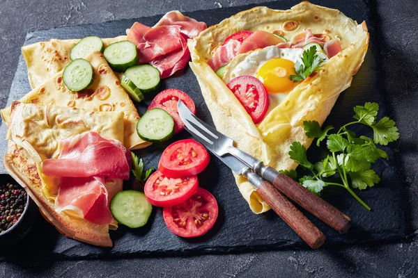 Crepes con huevo frito, rebanadas de Jamón, vista superior —  Fotos de Stock