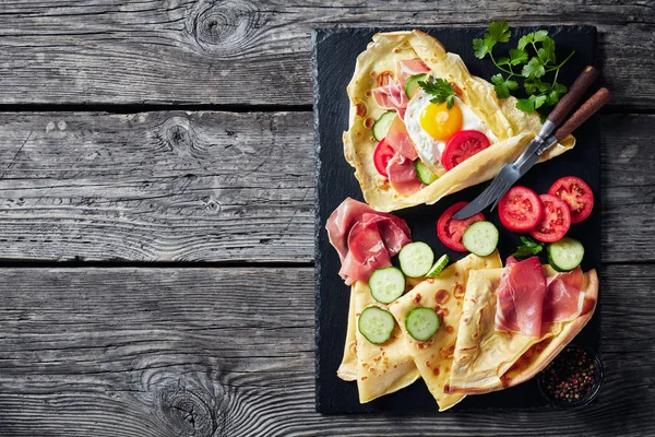 Crepe med fyllningar av ägg, Jamon, sallad — Stockfoto