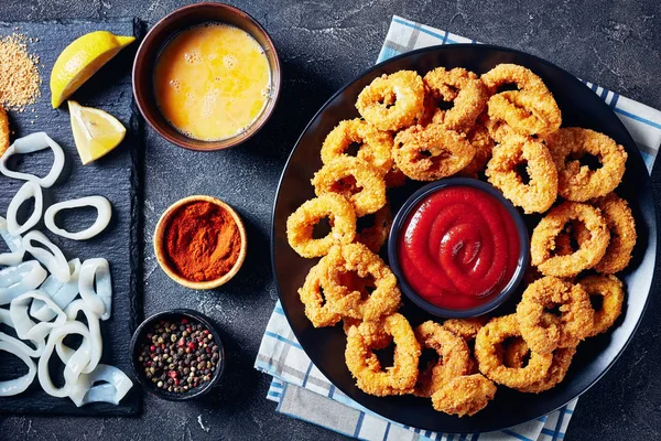 Calamares empanados fritos anillos, vista superior —  Fotos de Stock