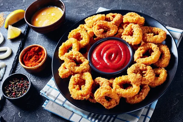 Nahaufnahme frittierter knuspriger Tintenfischringe — Stockfoto