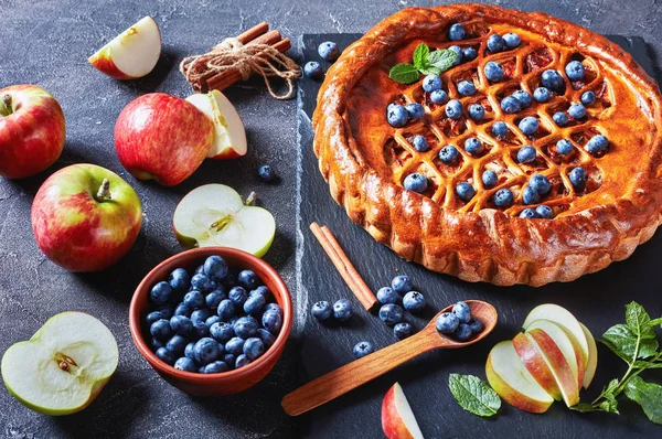 Gros plan de savoureux tarte aux bleuets aux pommes maison — Photo