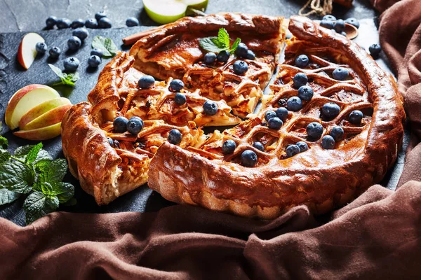 Close-up van zelfgemaakte zoete appel Blueberry Pie — Stockfoto
