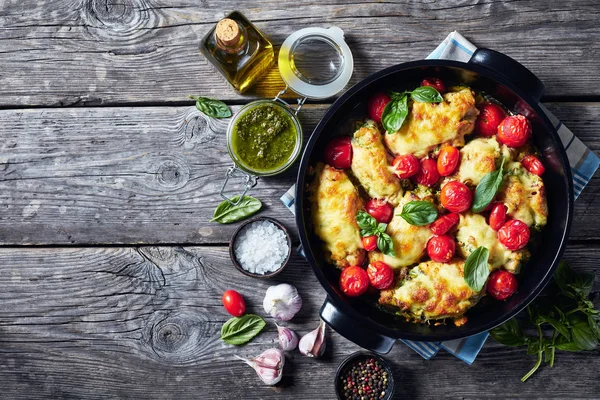 Chicken breast rolls filled with basil pesto — Stock Photo, Image