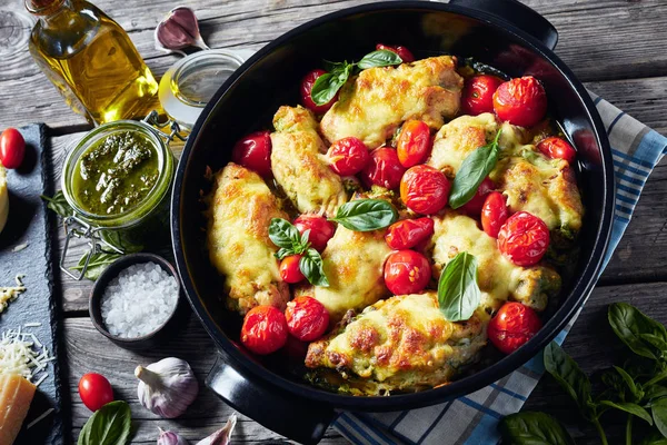 Nahaufnahme von italienischem gefülltem Huhn im Teller — Stockfoto