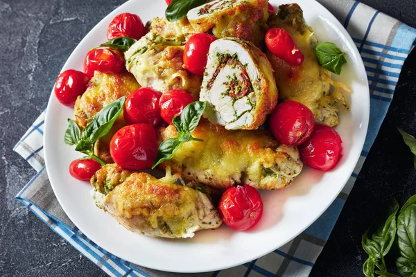 Вкусные итальянские куриные грудки, вид сверху — стоковое фото