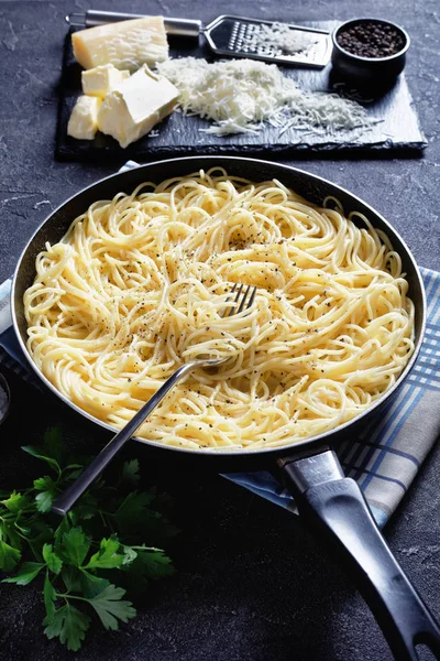 Cacio e Pepe w patelnie, widok z góry — Zdjęcie stockowe