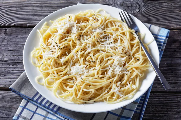 Cacio e pepe บนจาน, ท็อปวิว — ภาพถ่ายสต็อก