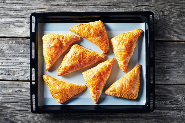 Freshly baked sweet puff pastry apple turnovers — Stock Photo, Image