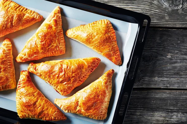 Pastelaria doce assada na hora tornos de maçã — Fotografia de Stock