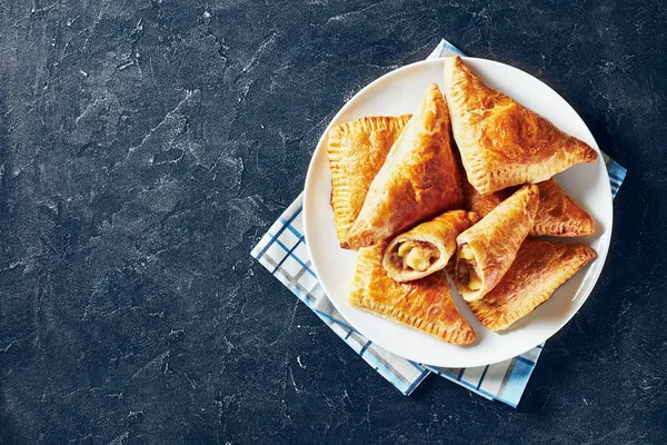 Rotation des pommes sur une assiette blanche, vue de dessus — Photo