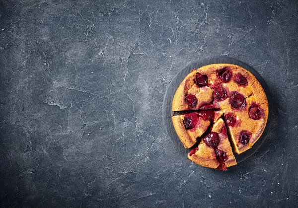 Skivad plommon Torte på en svart tallrik — Stockfoto