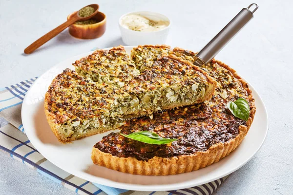Крупный план вкусного нарезанного пирога с зеленью — стоковое фото