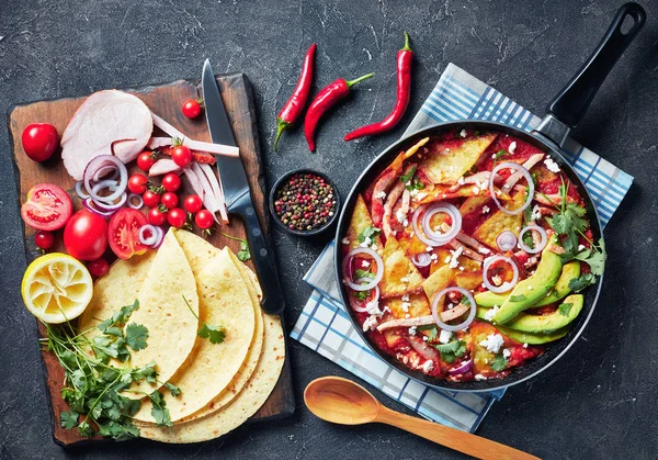 Chilaquiles en una sartén sobre una mesa —  Fotos de Stock