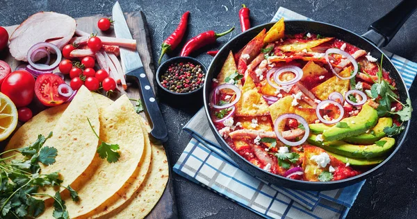 Primer plano de chilaquiles en una sartén —  Fotos de Stock