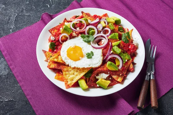 Nachos con huevo frito y salsa de tomate —  Fotos de Stock