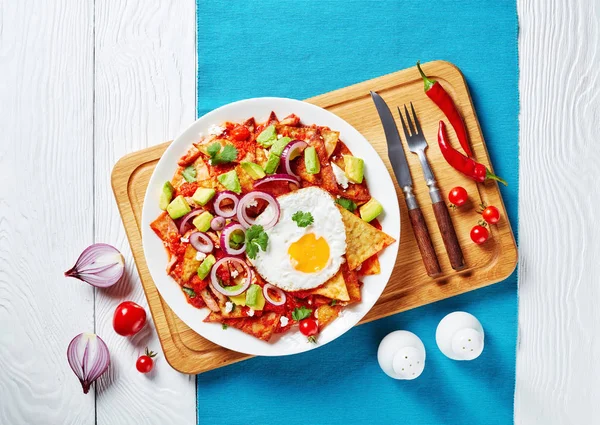 Zelfgemaakte chilaquiles met een gebakken ei, close-up — Stockfoto