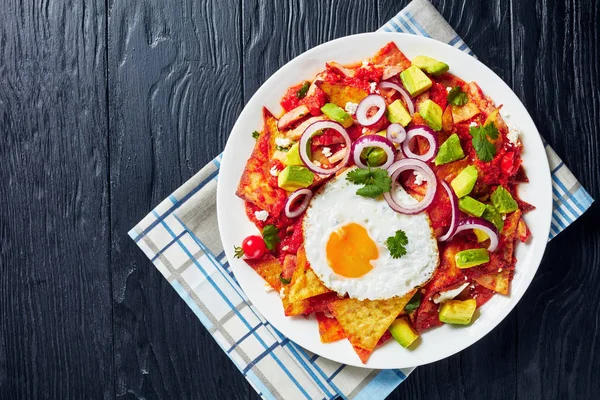 Gros plan de chilaquiles épicés sur une assiette — Photo