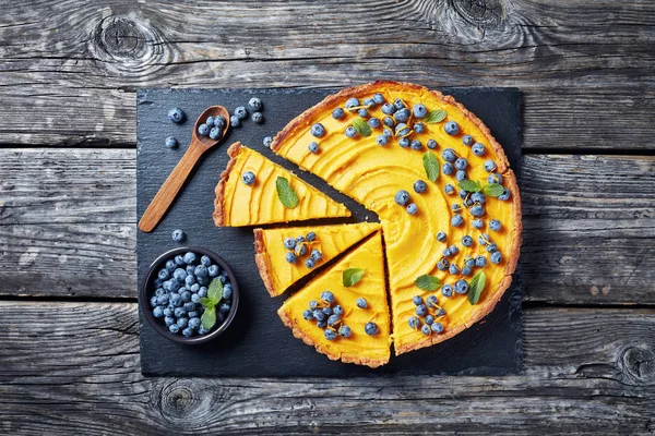 Сладкий тыквенный пирог, украшенный свежей черникой — стоковое фото