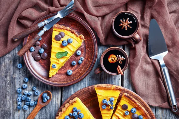Кусок тыквенного пирога на тарелке — стоковое фото