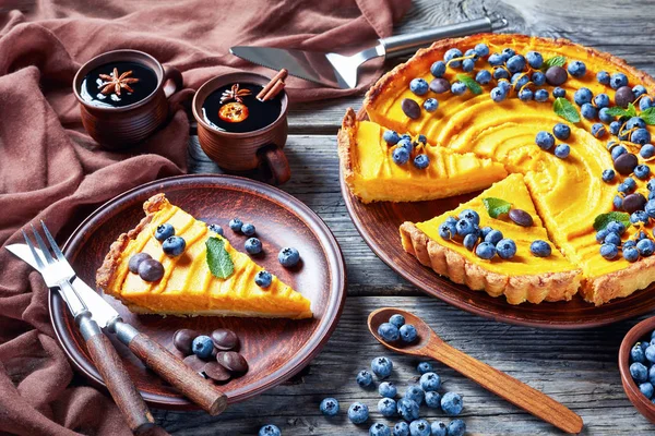 Torta di zucca affettata condita con mirtilli freschi — Foto Stock