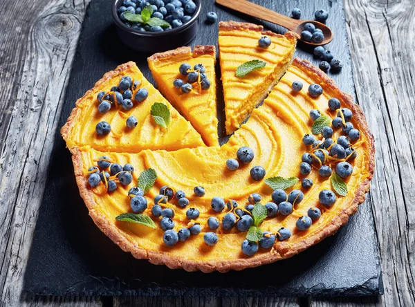 Gros plan de tarte à la citrouille décorée de bleuets — Photo