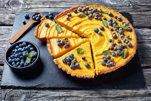 Сладкий тыквенный пирог украшен свежими ягодами — стоковое фото