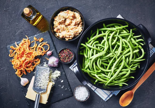 Ingredientes de caçarola de feijão verde em uma mesa — Fotografia de Stock