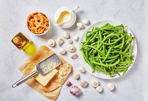Taze yeşil fasulye, peynir, kızarmış soğan, krema — Stok fotoğraf