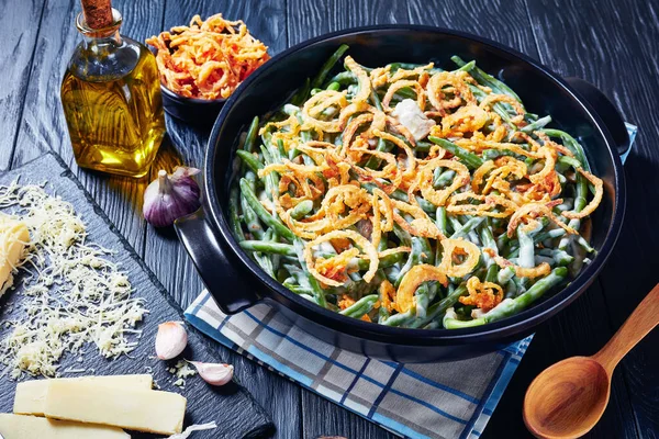 Zelfgemaakte Green Bean ovenschotel in een schotel — Stockfoto