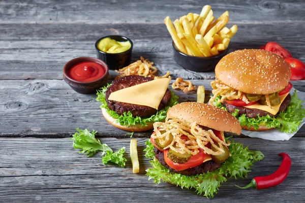 Tres hamburguesas de queso con empanadas de carne, vista superior —  Fotos de Stock