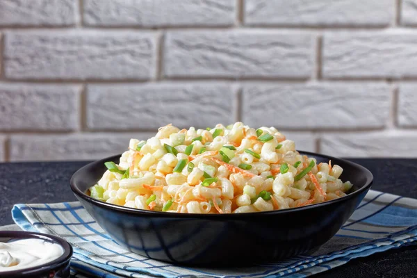 Siyah kasede kremalı makarna salatası. — Stok fotoğraf