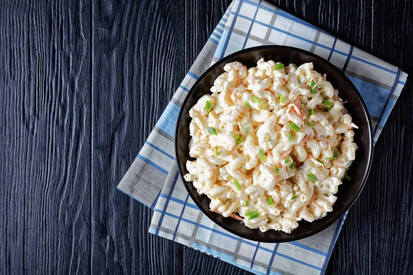 Salade de macaronis froids dans un bol noir — Photo