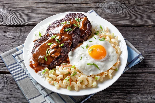 Loco moco på en vit platta, närbild — Stockfoto