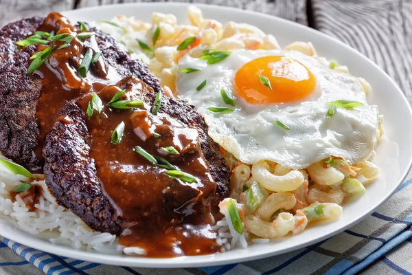 Loco moco de arroz branco, hambúrgueres e ovo — Fotografia de Stock