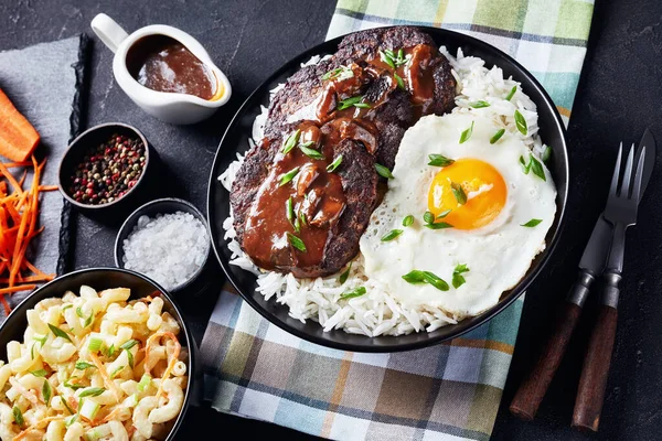 Loco moco de arroz, hambúrgueres e ovo — Fotografia de Stock