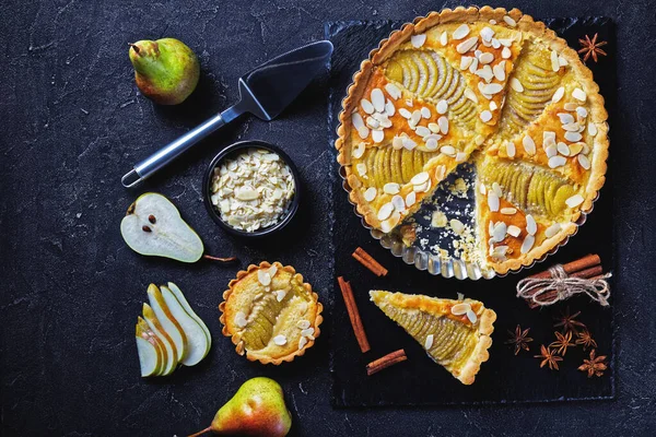 Крупным планом вкусного нарезанного французского грушевого пирога — стоковое фото