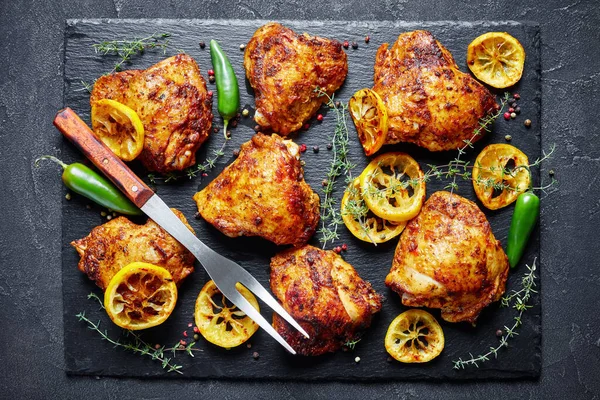 Coxas de frango fritas crocantes em uma bandeja de pedra — Fotografia de Stock