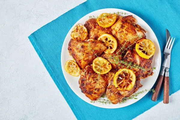 Jugosos muslos de pollo en un plato blanco —  Fotos de Stock