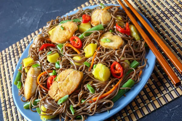 Close-up de frango e manga Soba Noodle Salada — Fotografia de Stock