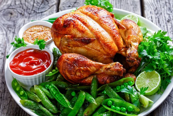 Close Frango Assado Inteiro Servido Com Vagens Fritas Ervilhas Verdes — Fotografia de Stock