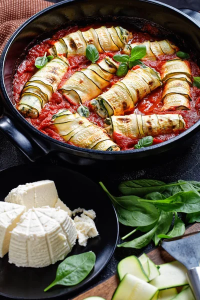 Yuvarlak Kabak Şeritli Sağlıklı Talyan Tarifi Bebek Ispanağıyla Karıştırılmış Ricotta — Stok fotoğraf