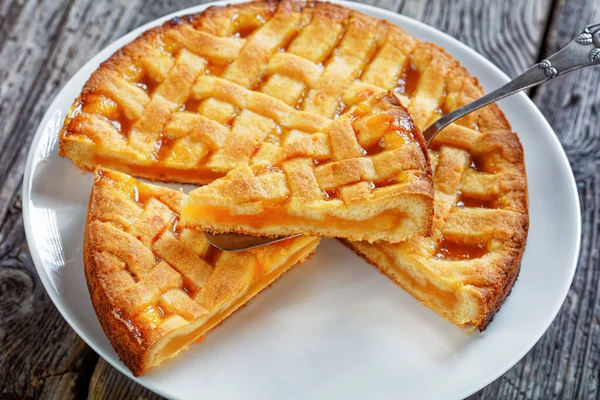 Nahaufnahme Einer Aufgeschnittenen Marille Mürbeteigkuchen Mit Gitterkuchenkruste Auf Einer Vintage — Stockfoto